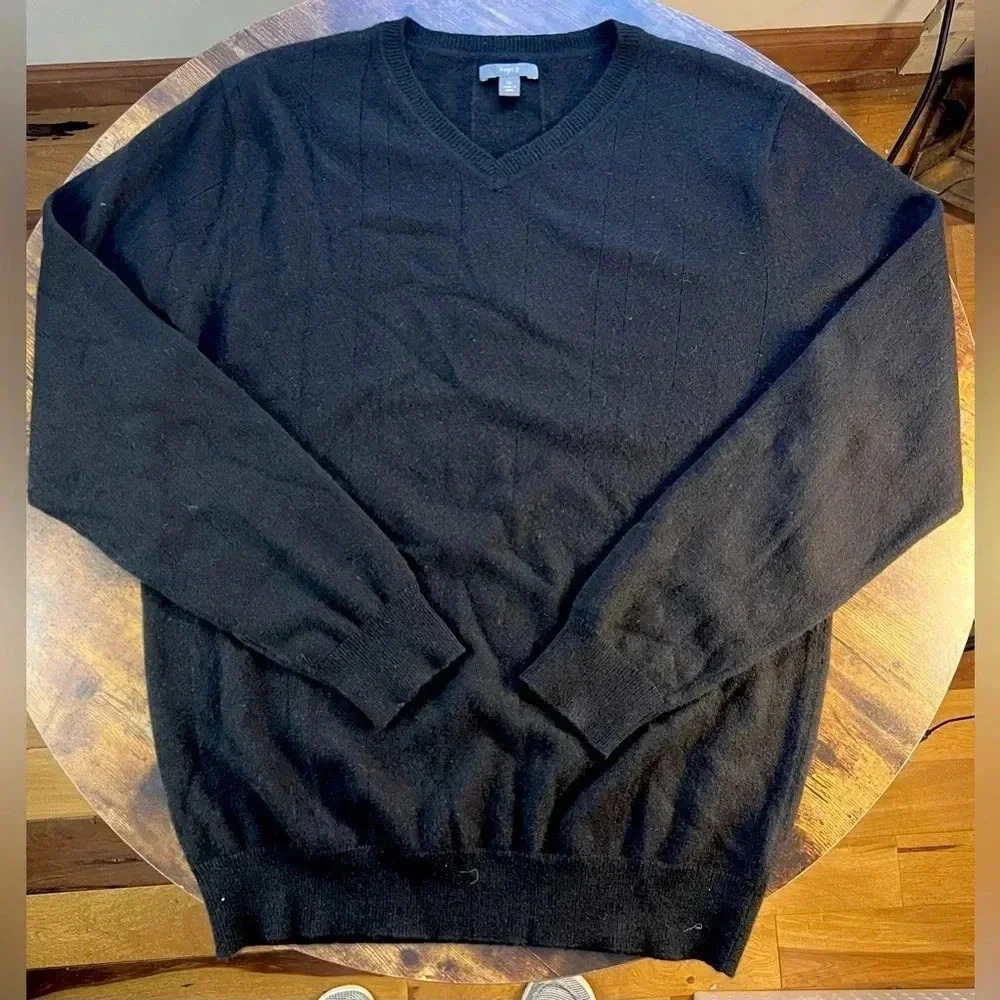 apt. 9 | men’s v-neck cashmere sweater. Size: XL